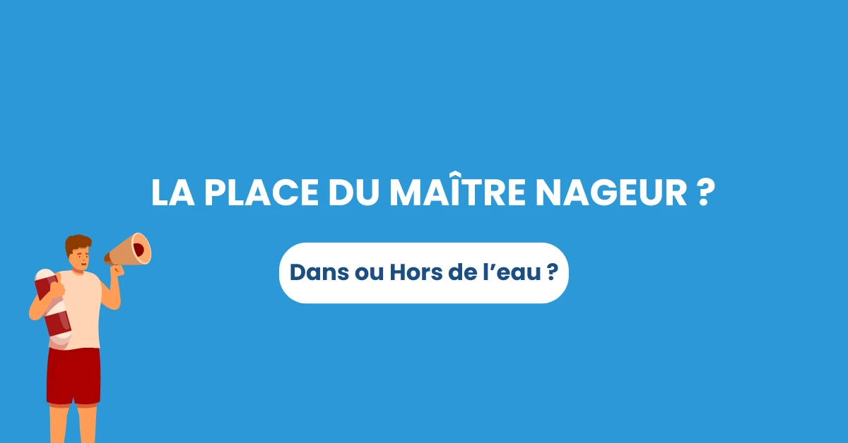 Maître-nageur dans l'eau avec les élèves